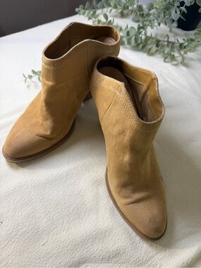 Dolce Vita DV Tan Faux Suede Ankle Size 7.5 Pointed